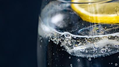Sparkling water in a glass with lemon slice