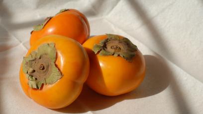 A bowl of persimmons 