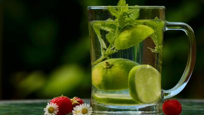Glass with limes in it