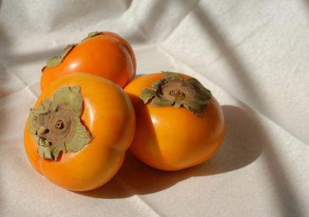 A bowl of persimmons 