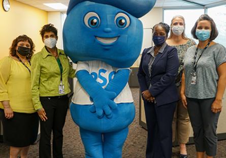 photo of the Instructional Help Desk staff and Rio's mascot Splash